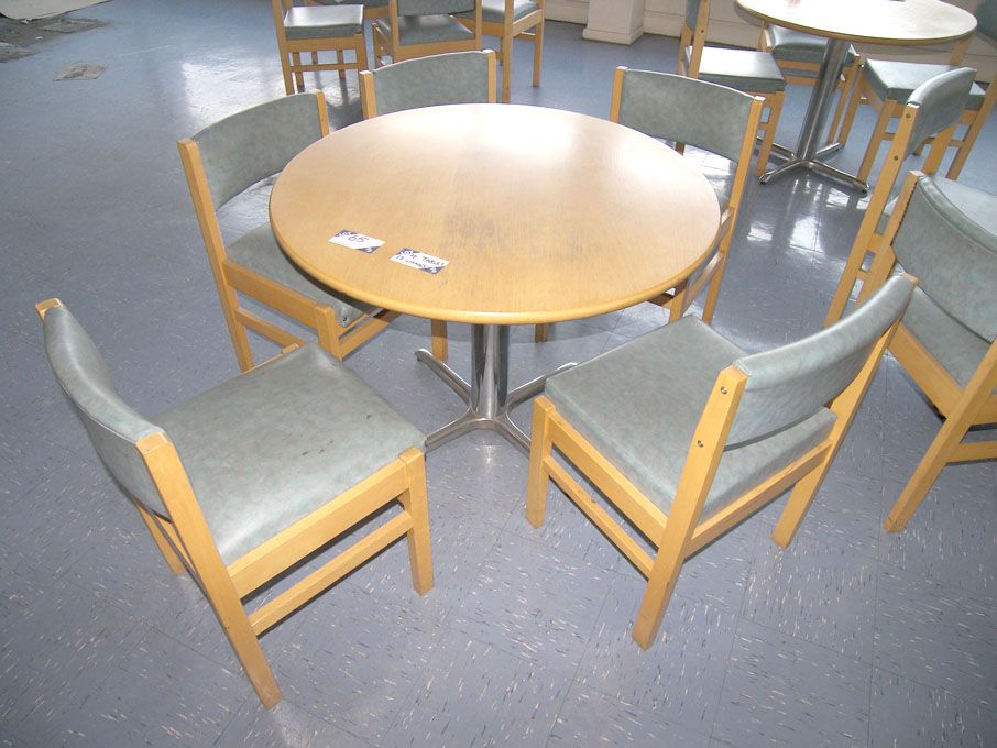 4x 1000mm dia light oak canteen tables with 18x wo...