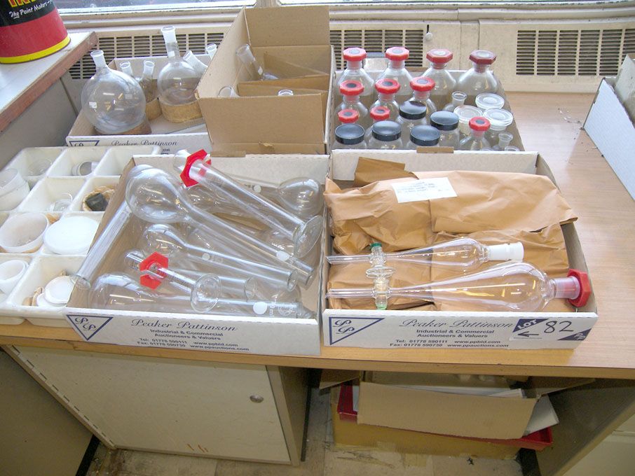 Qty laboratory glasswear inc: flasks, beakers, sep...