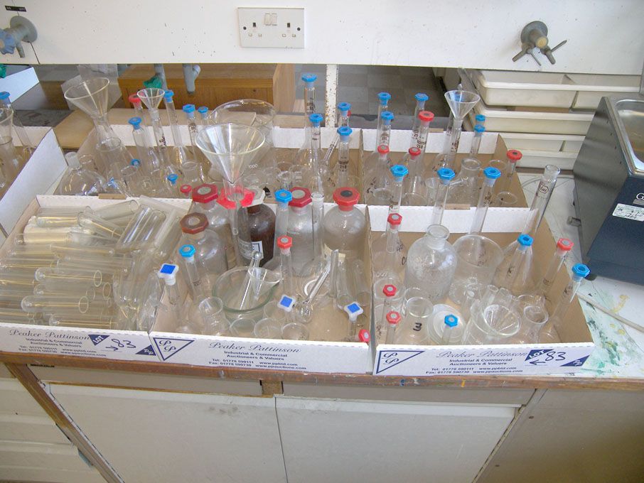 Qty laboratory glasswear inc: flasks, funnels, tes...