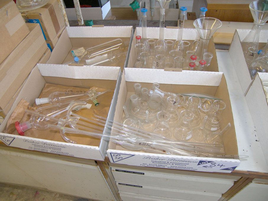 Qty laboratory glasswear inc: flasks, beakers, tes...